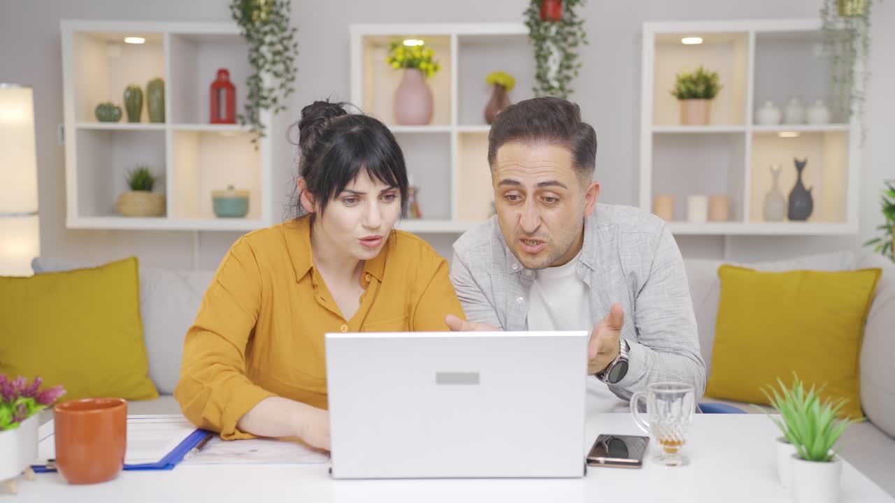 una pareja en pánico.