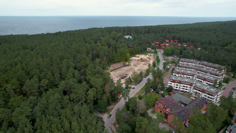 Vista-Aérea-De-La-Costa-Báltica-Enclavada-En-Exuberantes-árboles-Verdes-En-Stegna,-Polonia