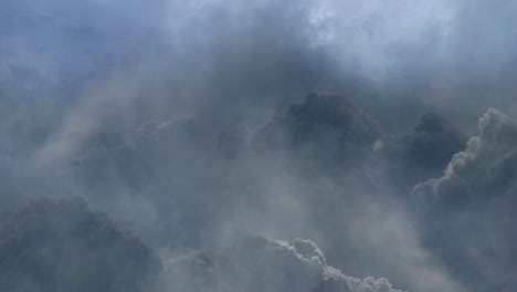 Tormenta-De-4k,-Espesas-Nubes-Oscuras-Y-Blancas-En-El-Cielo-En-Movimiento