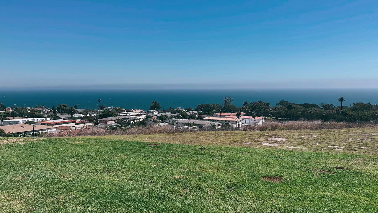 vista de la ciudad costera desde la cima de la colina