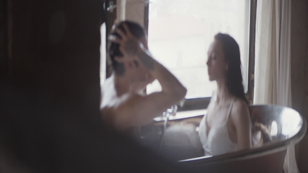 이 빈티지 욕조에서 휴식을 취하고 있다