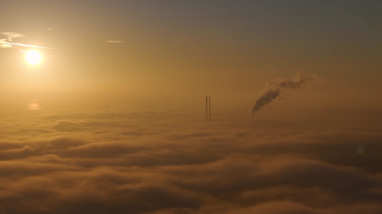 더블린에서 믿을 수 없는 안개 상태 - 풀베그 굴에서 해가 뜨는 것 - 4k 영화 드론 영상