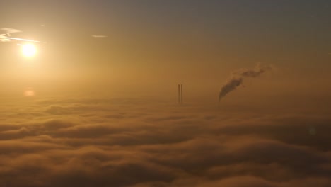 increíbles condiciones de niebla en dublín - amanecer en la chimenea de poolbeg - 4k imágenes cinematográficas de drones 14 - co