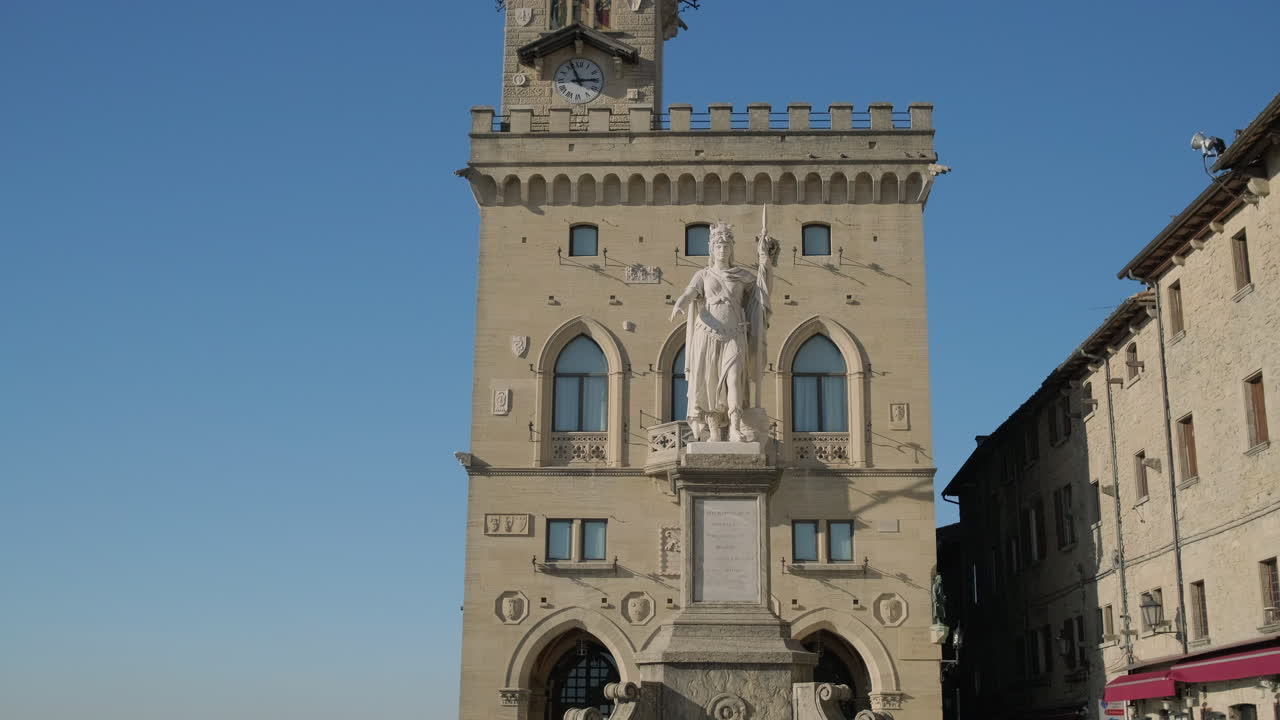 edificio histórico con estatua en la ciudad italiana