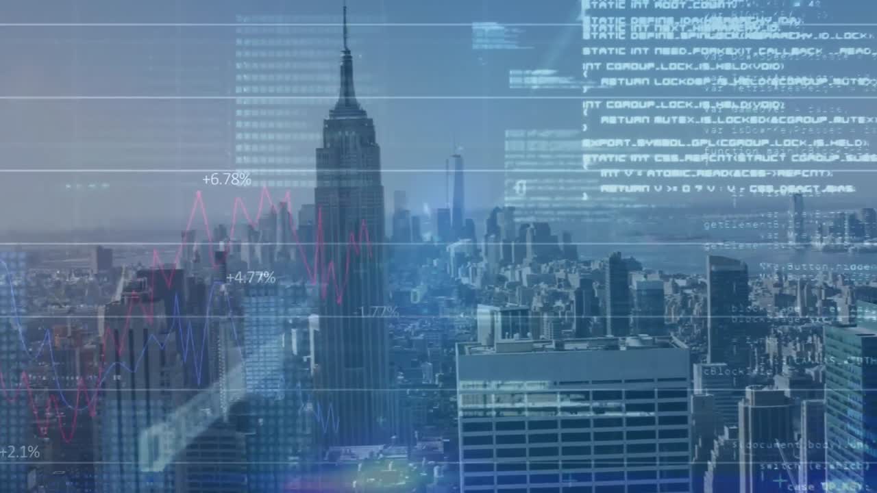 animación de gráficos, códigos binarios y lenguaje informático sobre vista aérea de la ciudad moderna contra el cielo