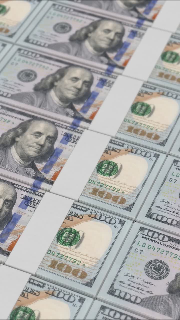 video vertical de billetes de 100 dólares impresos por una prensa de dinero