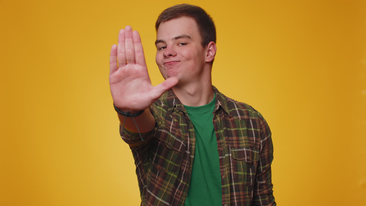 joven dice no sostiene la palma plegada manos cruzadas en gesto de parada, advertencia de final acceso prohibido