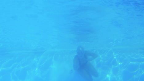 vista de ángulo bajo de un nadador en forma en la piscina