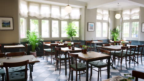 interior vacío del restaurante con mesas preparadas para el servicio