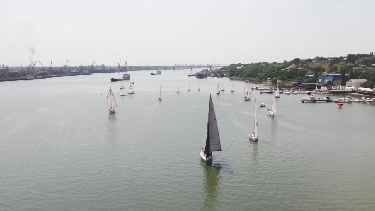 regata de vela en un río
