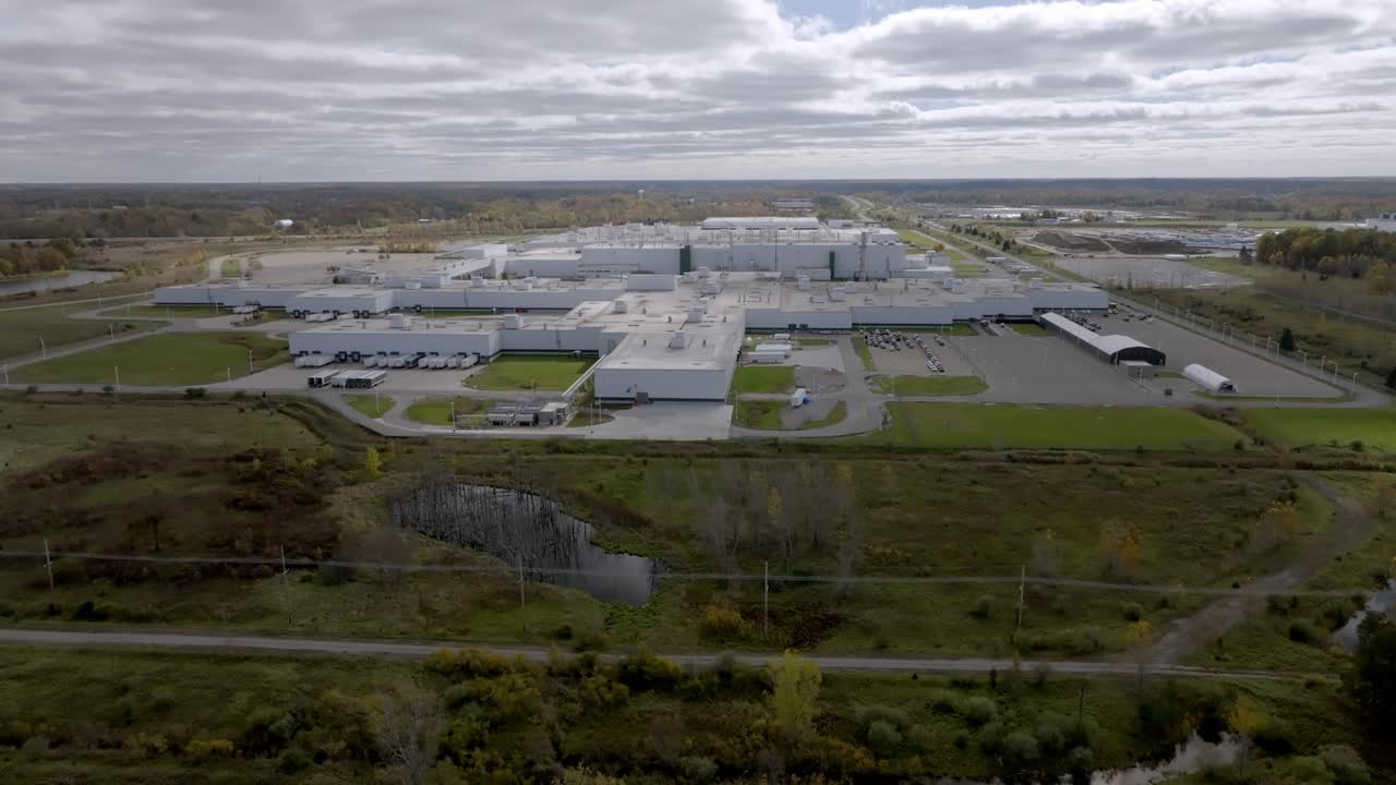 general motors planta de automóviles en el municipio de delta, michigan con el video del avión no tripulado en movimiento