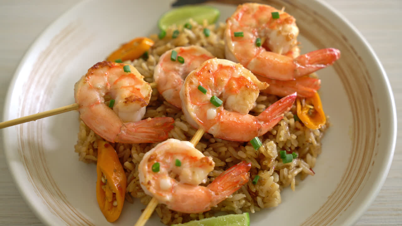arroz frito con gambas o brochetas de langostinos