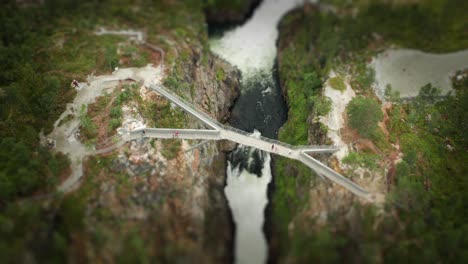 un video de cambio de inclinación de la nueva plataforma de observación en la magnífica cascada de voringfoseen