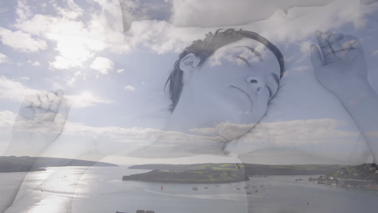 애니메이트 된 구름 을 가진 해안 풍경 위 에 잠자는 여자