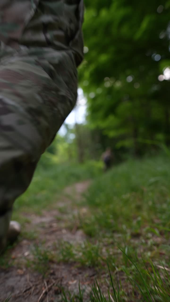 Soldato in escursione nel bosco