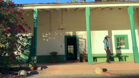 Mujer-Hispana-Camina-Por-El-Histórico-Museo-Rancho-Camulos-En-El-Valle-Del-Río-Santa-Clara