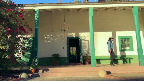 mujer hispana camina por el histórico museo rancho camulos en el valle del río santa clara