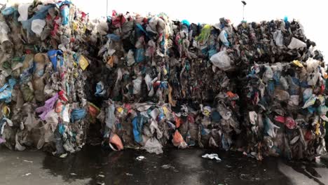 fardos de residuos plásticos están listos para ser procesados más
