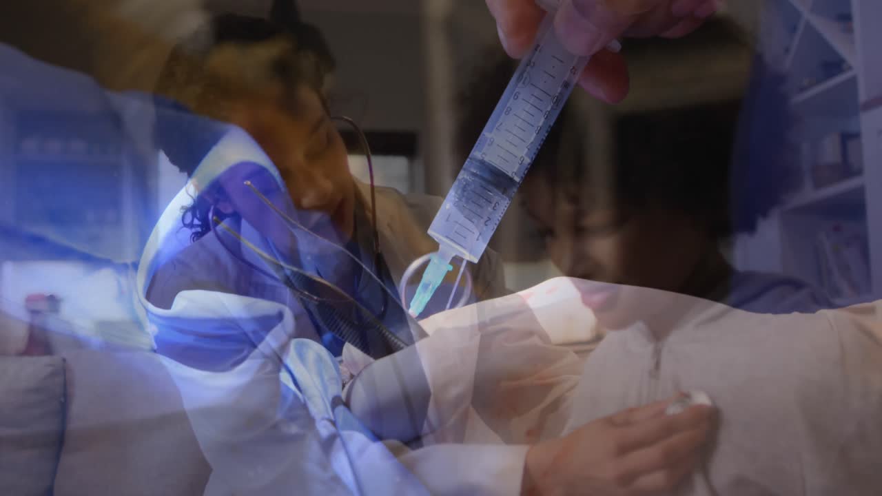 animación del médico revisando al paciente con un esteoscopio y las manos dando la vacunación