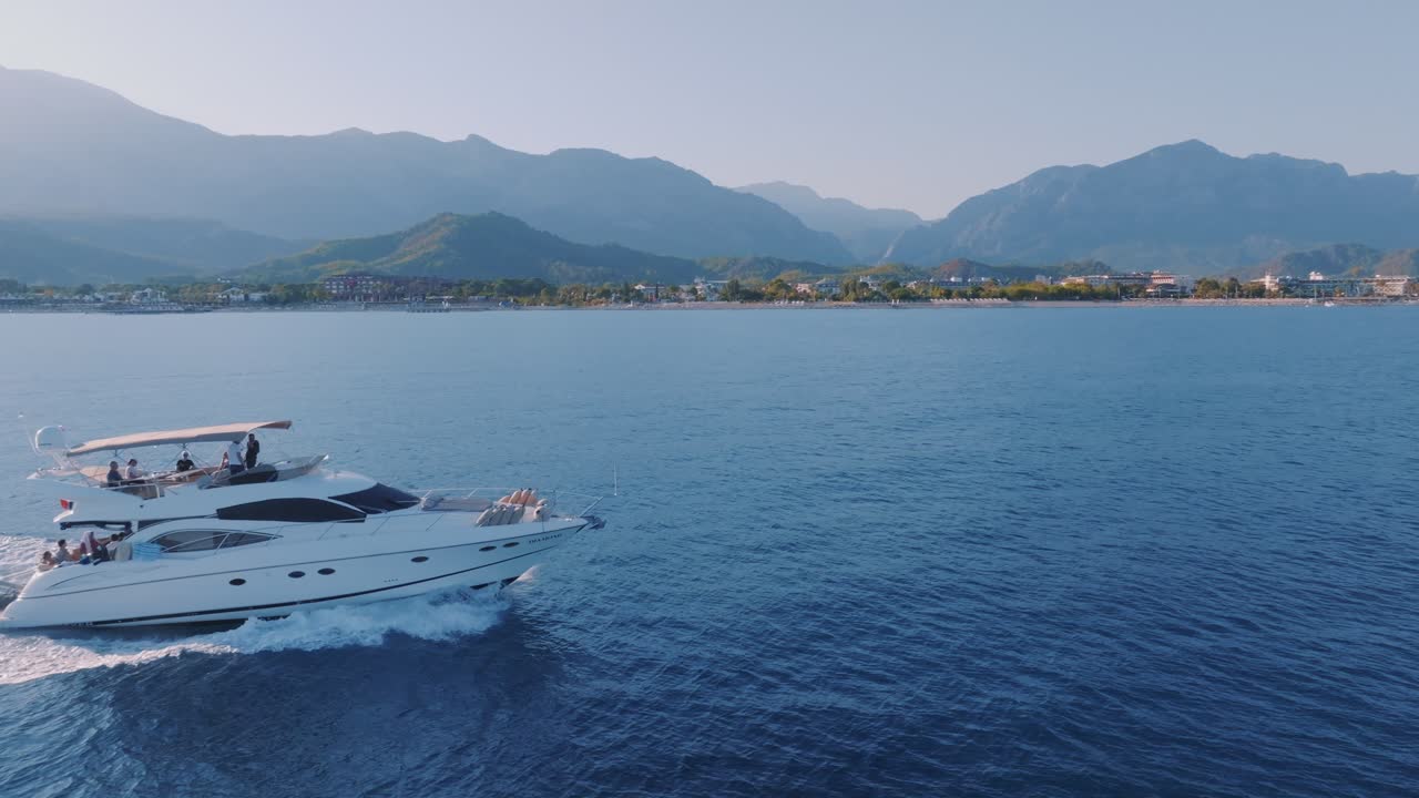Yacht di lusso in un viaggio costiero panoramico