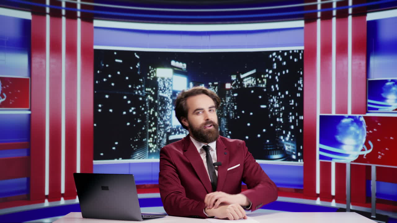 el anfitrión de la noche presenta las noticias de los medios