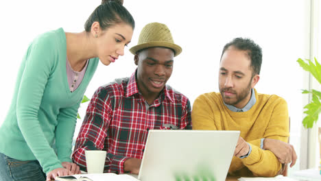 equipo de negocios creativos teniendo una reunión