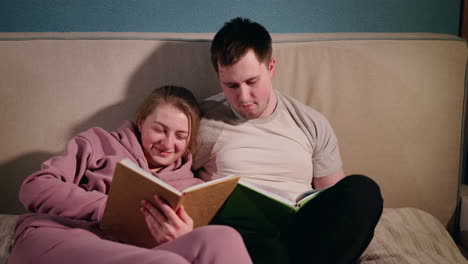 pareja leyendo juntos en la cama