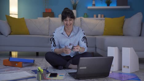 Mujer-Trabajadora-De-Oficina-En-Casa-Ganando-Dinero-Y-Sintiéndose-Feliz.