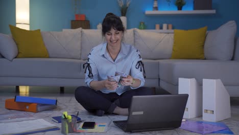 trabajadora de oficina en casa, mujer que gana dinero y se siente feliz.
