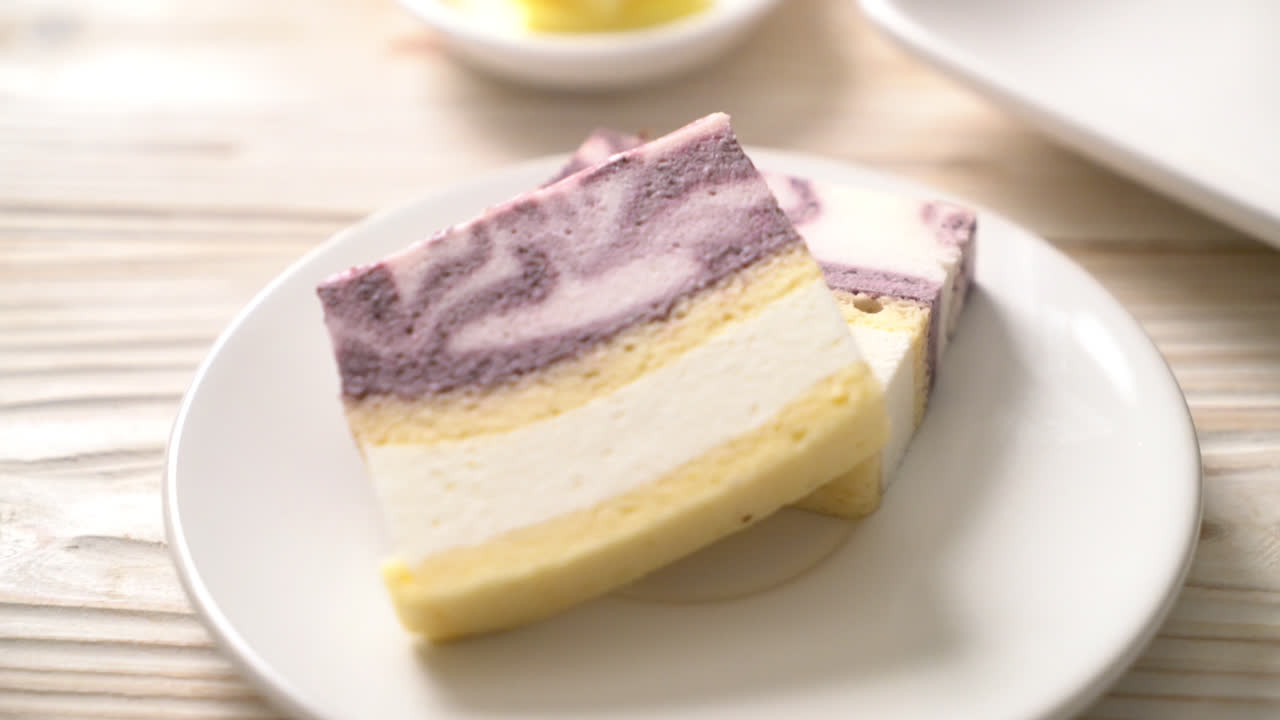 delicioso pastel de yogur de arándanos en un plato