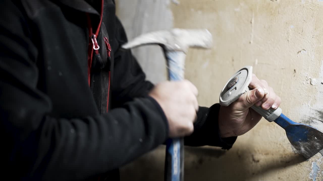 quitar el estuco y la pintura de una pared para el acabado con un cuchillo de cincel, tiro medio de mano