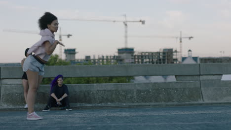 mujer bailando atractiva joven bailarina de raza mixta realizando baile de calle de estilo urbano en la ciudad practicando movimientos de estilo libre amigos viendo disfrutando pasar el rato juntos al atardecer