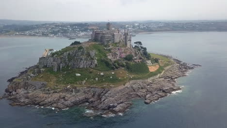 Mittelalterlicher-St.-Michael&#39;s-Mount-Hoch-Oben-Auf-Einer-Felsigen-Insel-Vor-Der-Küste-Von-Cornwall