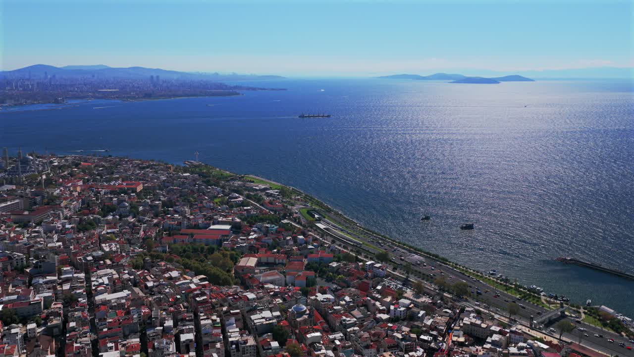 Sabah İstanbul Türkiye Türkiye havadan drone güneşli mavi açık gökyüzü sonbahar köprü Sultanahmet Camii sinagog tapınak şehir manzarası gökdelenler Fatih Yenikapı Limanı Boğazı Liman manzarası geriye doğru yukarı kaydırma
