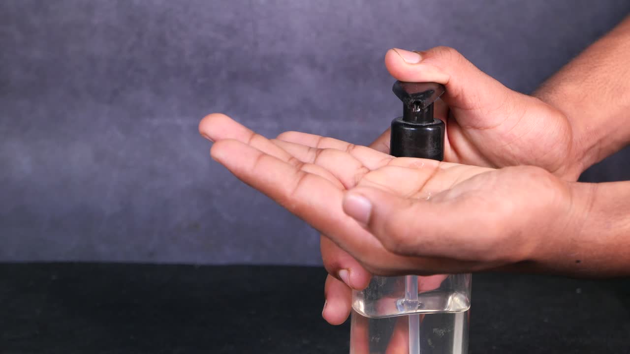 aplicación de desinfectante para las manos