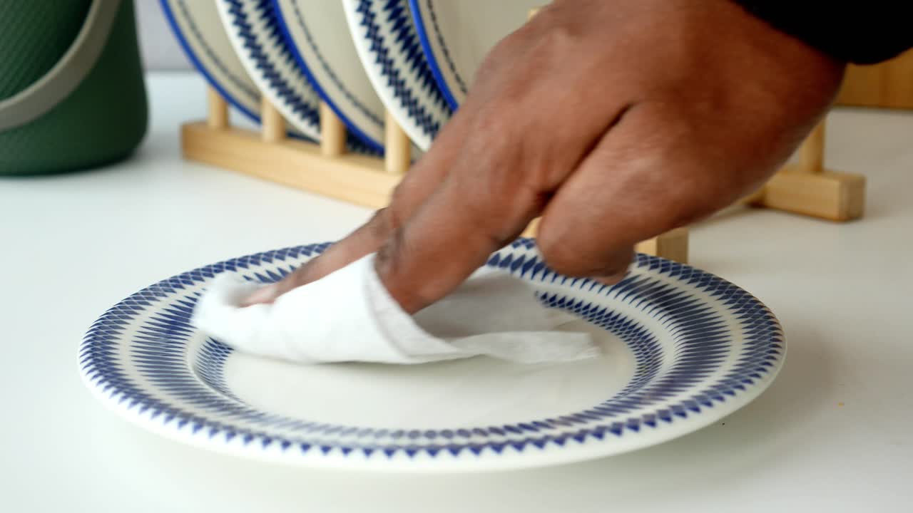 persona limpiando un plato