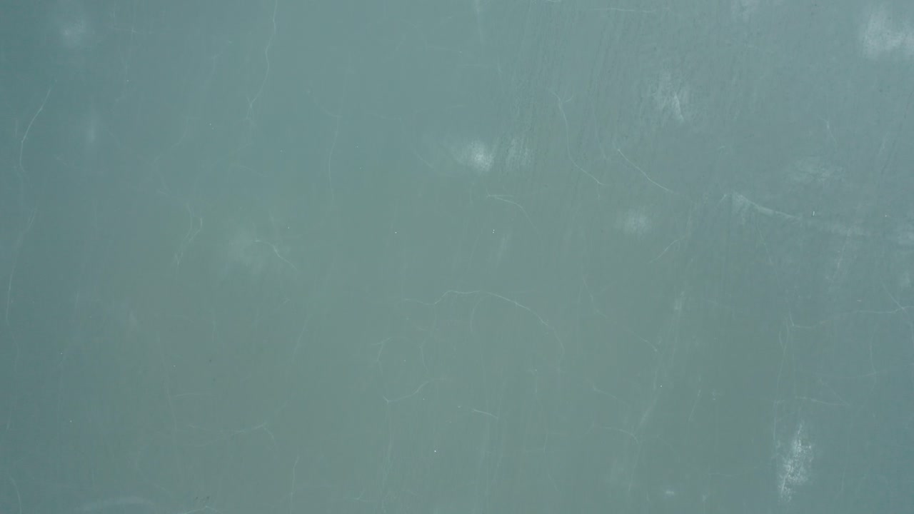 aéreo: vuelo muy alto sobre lago sólido congelado con hielo fracturado