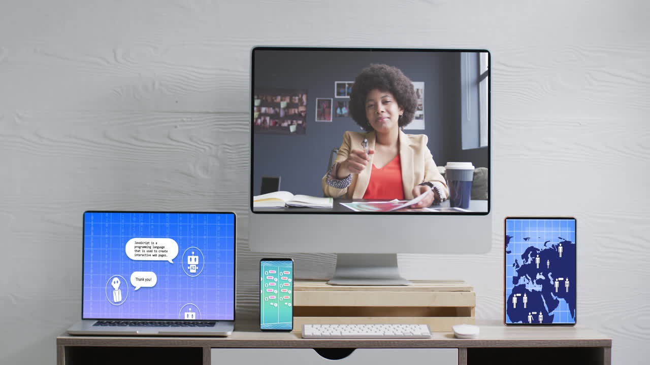 mujer de negocios afroamericana en una llamada de video por computadora con procesamiento de datos en pantallas en la oficina