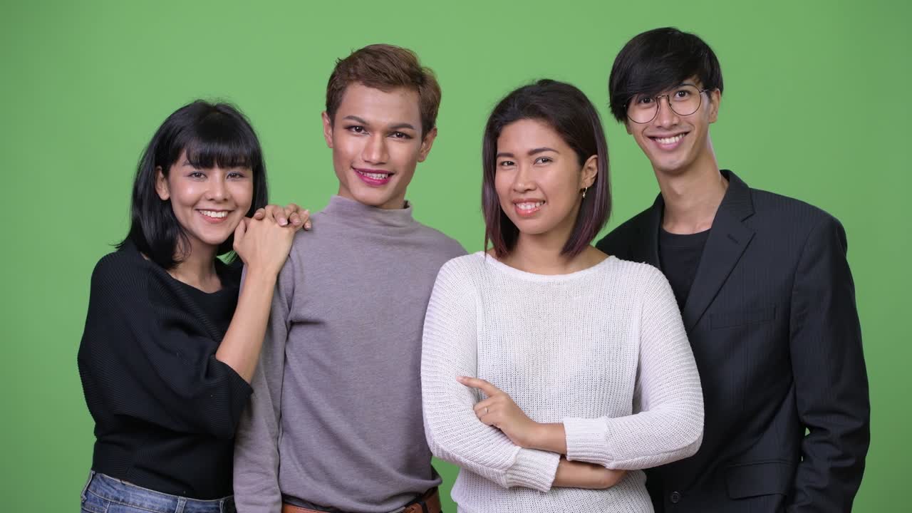 함께 웃는 행복한 아시아 친구들의 그룹