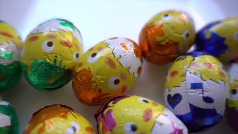 una pila de deliciosos y coloridos huevos de chocolate 03