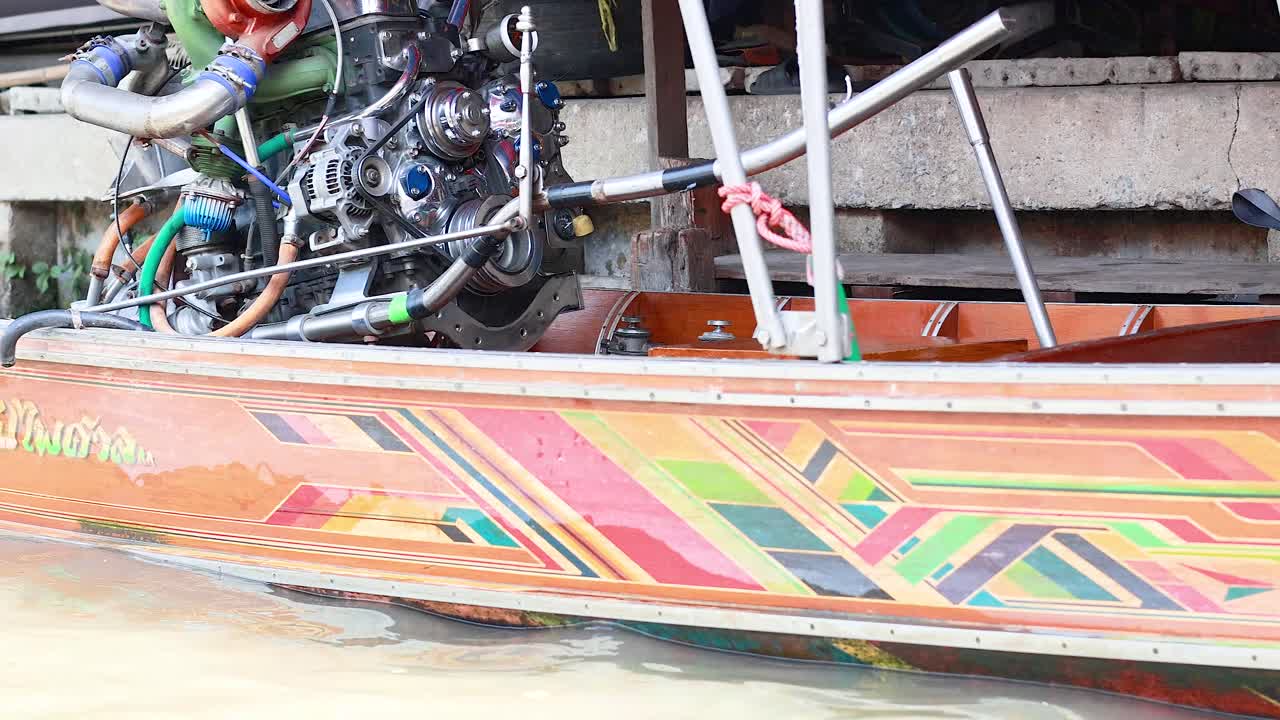 los barcos coloridos navegan por el mercado flotante de bangkok.