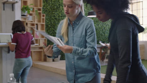 Junge-Geschäftsfrauen,-Die-Brainstorming-Betreiben,-Zusammenarbeiten,-Ideen-Austauschen,-An-Projekten-Zusammenarbeiten-Und-Teamarbeit-An-Modernen-Büroarbeitsplätzen-Genießen