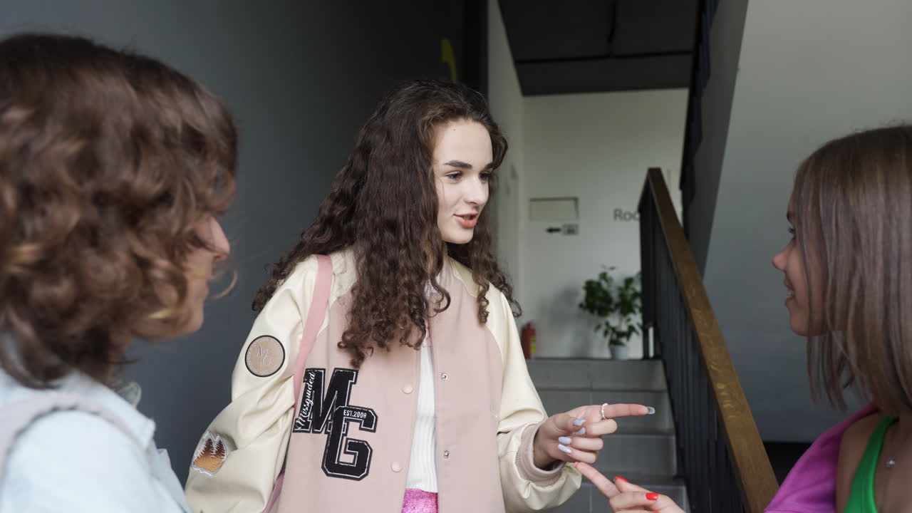 девочки-подростки спускаются по лестнице