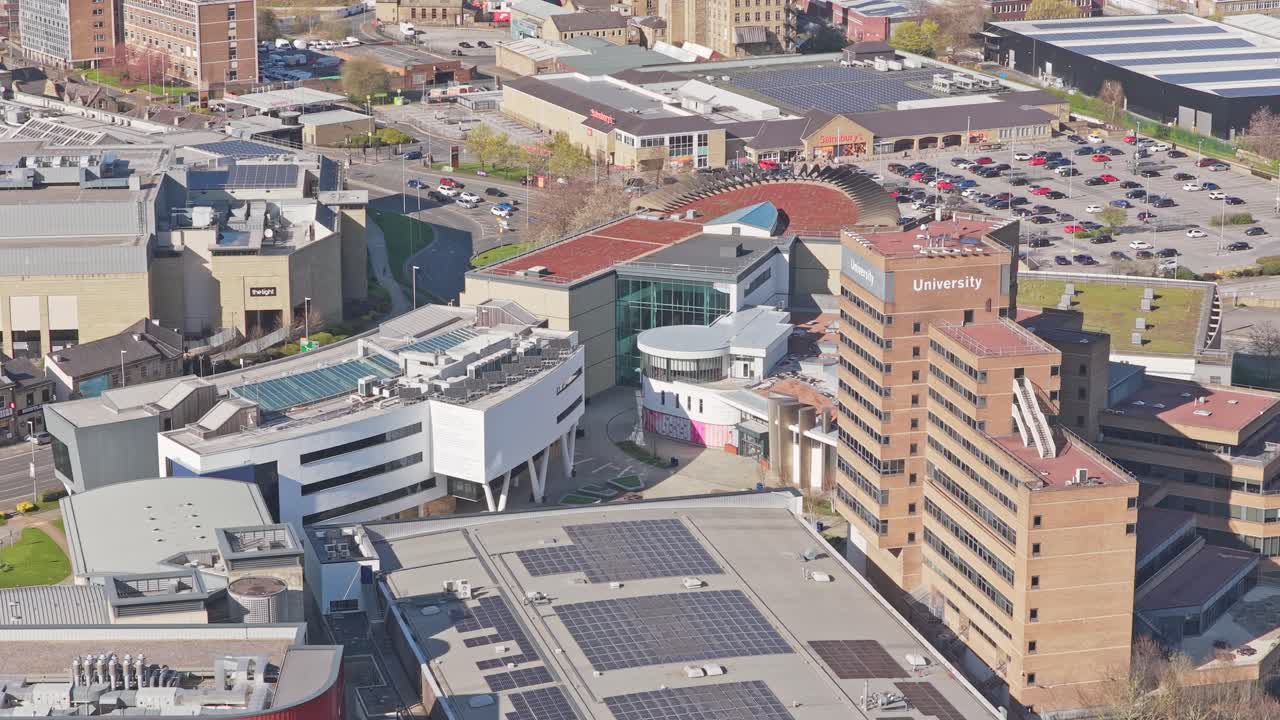 Campus Queensgate dell'Università di Huddersfield a Queensgate HD1 3DH Huddersfield West Yorkshire Inghilterra Regno Unito con Queensgate House e pannelli solari sul tetto, ripresa obliqua statica con drone