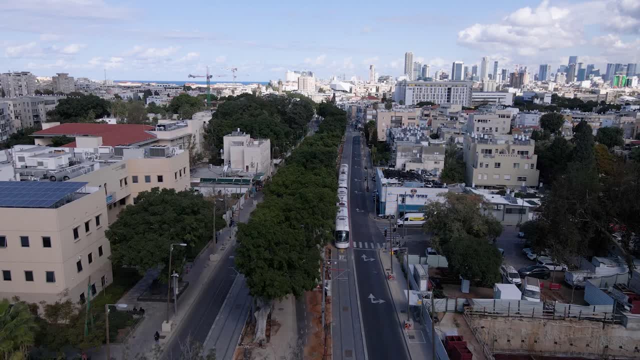 novo trem da cidade dirigindo através da área suburbana em direção ao centro da cidade de tel aviv, vista aérea
