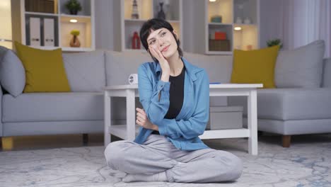 una joven feliz y pacífica.