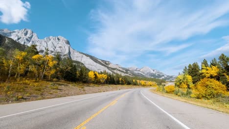 conduciendo por la autopista en el lago abraham en las montañas rocosas canadienses alberta