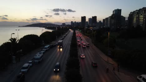 tráfico de la costa del atardecer