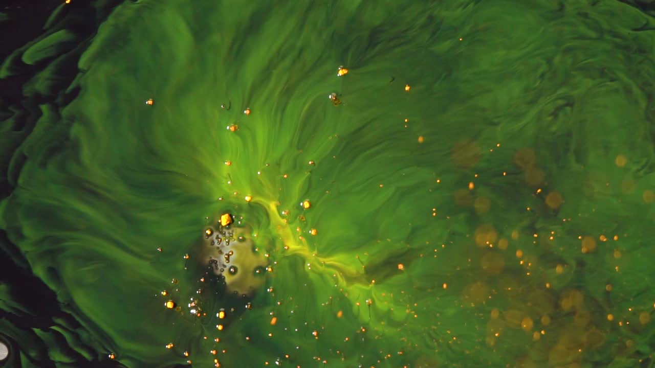 абстрактное жидкое искусство с зеленым и золотым