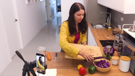 mujer cocinando una ensalada saludable - tutorial de cocina en línea